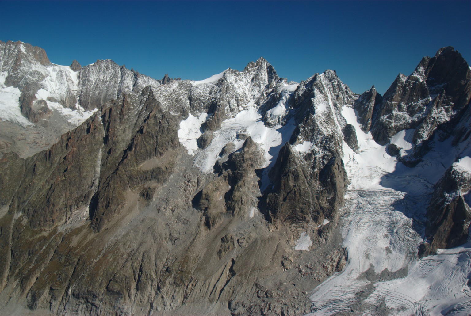 Un glacier du Mont-Blanc rend une boîte de pierres précieuses, 57